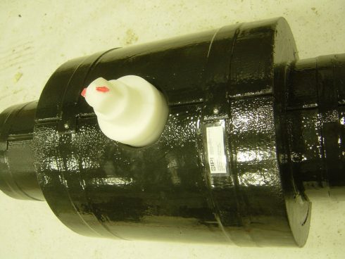 Coquille isolante à deux sections avec bandes de fermeture métalliques intégrées à la membrane de protection de polyruea pour le recouvrement de valve.