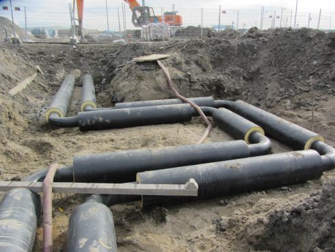 Conduite thermique de polyéthylène haute densité pré isolée.