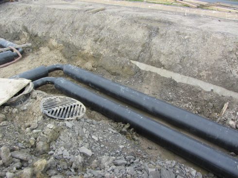 Conduite pré isolée avec revêtement de protection de polyéthylène